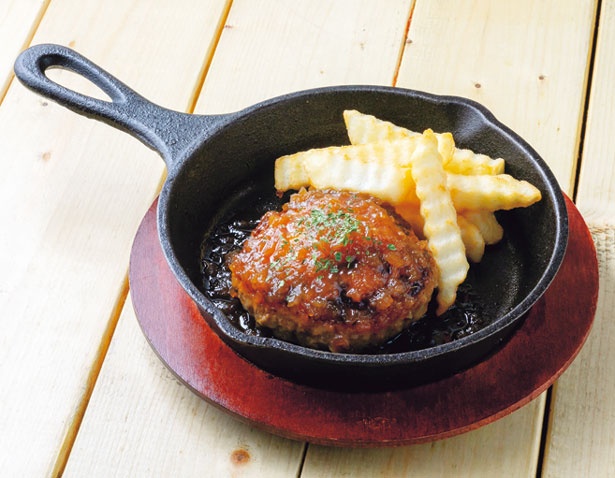 南森町の「はっさく」直伝レシピで作る、フワフワ食感の鉄板ハンバーグ(780円)/なんばしょっと？
