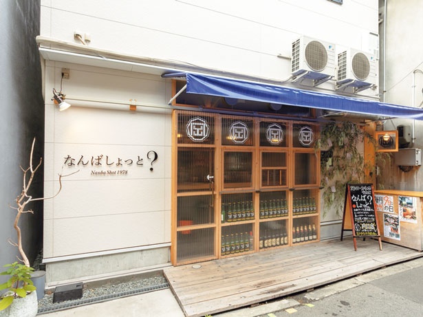 半透明の波板で中をハッキリ見せない気になる店構えがユニーク/なんばしょっと？