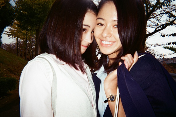 【写真を見る】映画『SUNNY 強い気持ち・強い愛』で広瀬すず&山本舞香がギャルになりきり!【写真全16点】