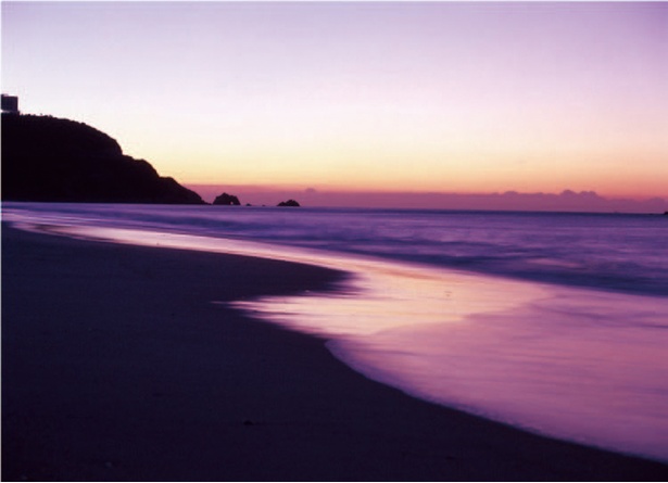 【写真を見る】赤く染まる砂浜が美しい。恋人の聖地でもあり、海岸デートをするカップルも多数
