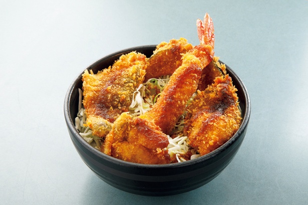 「海鮮ペアどんぶり」(2900円)の海鮮フライ丼
