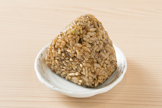 自家製の煮干フレークを混ぜて作る「イリコのおにぎり」(100円)