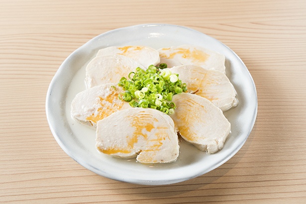 ラー油がアクセントになる「鶏チャーシュー」(400円)は、夜営業時のみの提供