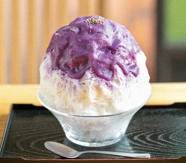 【写真を見る】厳選した紫イモを蒸してから裏ごししたメインソースと自家製の練乳をかけた「濃厚紫いも牛乳」(750円)