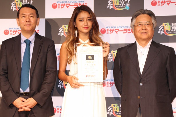 写真右から、東京サマーランド 代表取締役社長・山口一久氏、アンバサダー・みちょぱ、総合プロデューサー・丸々もとお氏