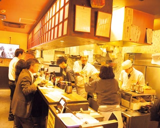 アワビの踊り焼きも安い！15時から飲める“座裏”の名店「立ち呑み あたりや食堂」