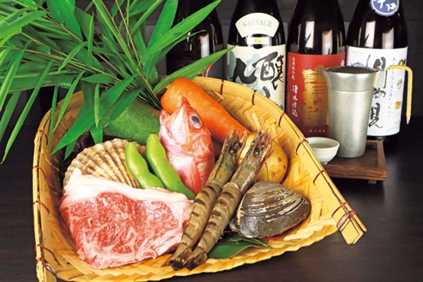 有頭海老(3本842円)、いか姿焼き(756円)など炉端メニューは(540円～)/炉端の佐藤 大阪難波店