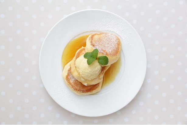 幸せのパンケーキ / 自家製のマヌカハニーのホイップバター楽しむ、「幸せのパンケーキ」(1100円)