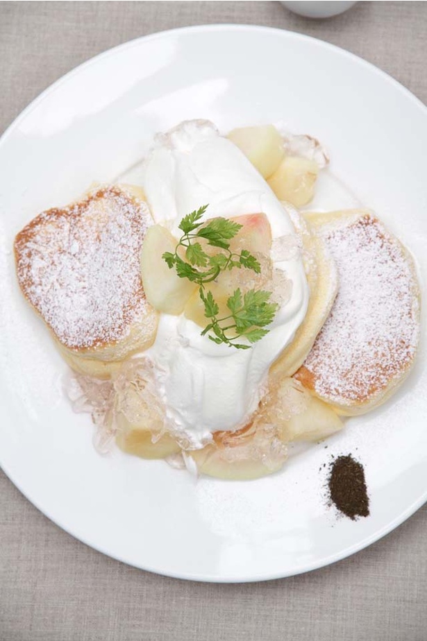 幸せのパンケーキ / 桃がよりおいしく味わえるようにこだわった一品だ