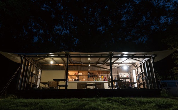 「グリーンテラス」は、宿泊者共有のスペース。屋根付きなので雨天でも安心だ。ワインや日本酒などのドリンク(有料)も注文可能