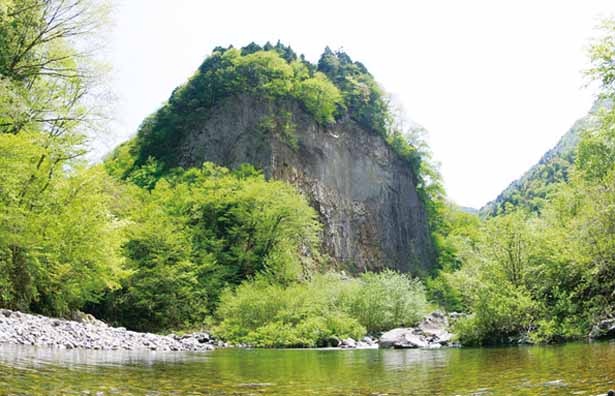三ツ滝の手前にある巌立(がんだて)は、御嶽山噴火時の溶岩流によって形成された岩壁