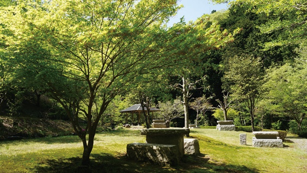 五宝滝公園内にある武蔵の広場には小川が流れ、気軽に水遊びできる場所もある