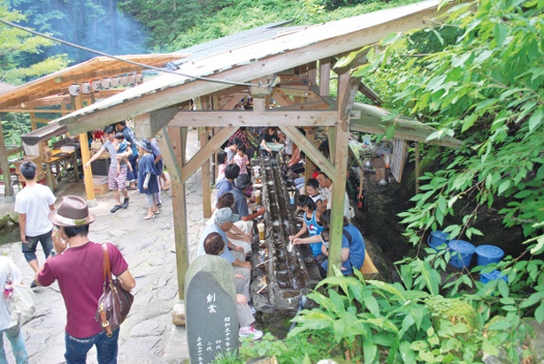滝の近くにある「阿弥陀ヶ滝荘」では、冷たい湧水を使った「流しそうめん」(700円ほか)が味わえる