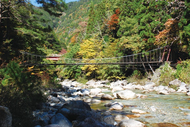 【写真を見る】「牛ヶ滝」への道中にある「恋路のつり橋」は、絶好の写真スポット！