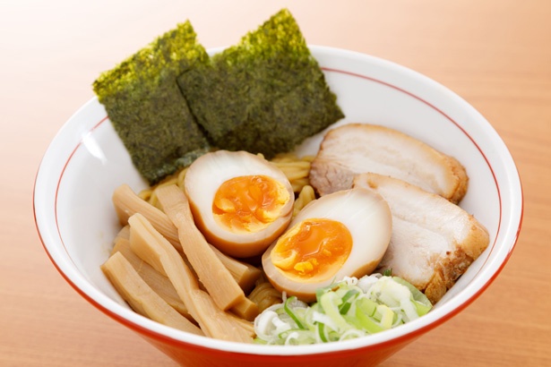 「極・北京飯のたれ」とオイスターソースで作る「煮卵入り油そば」