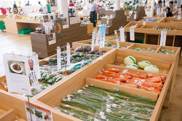 地元産の野菜がたくさん。生産者の情報もディスプレイされているので安心