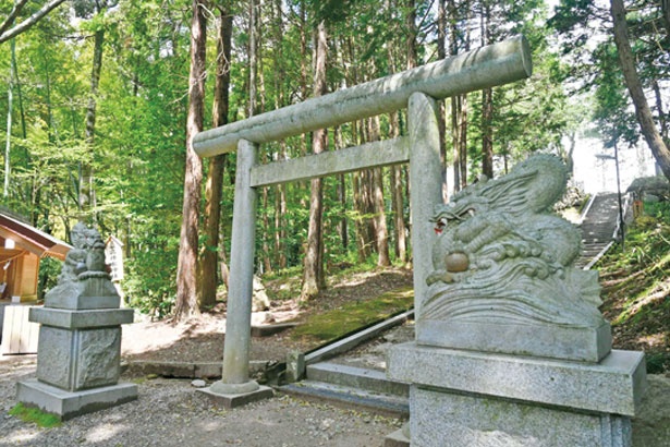 鳥居の両わきに鎮座する狛龍/真名井神社