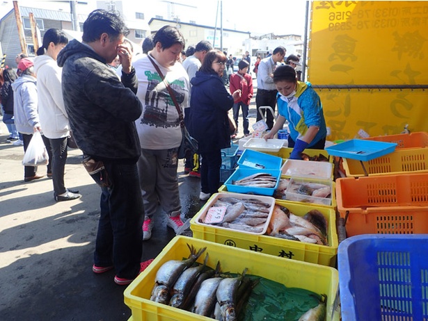 新鮮な魚介を求める人々でにぎわう厚田港朝市の様子