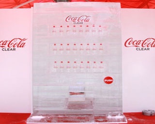 “氷の自販機”が猛暑の渋谷に出現！「コカ・コーラ クリア」でクールダウン