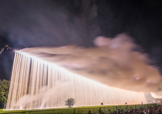 【写真を見る】「花火大会」では、地上30m幅550mの「ナイアガラ大瀑布」が観賞できる
