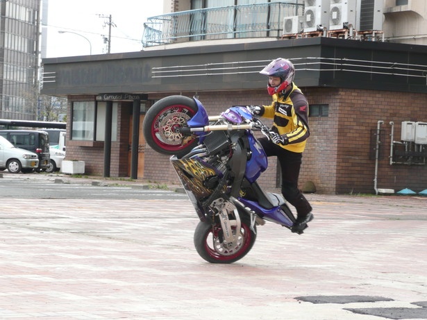 「エクストリームバイクパフォーマンス」で披露される“ウイリー”