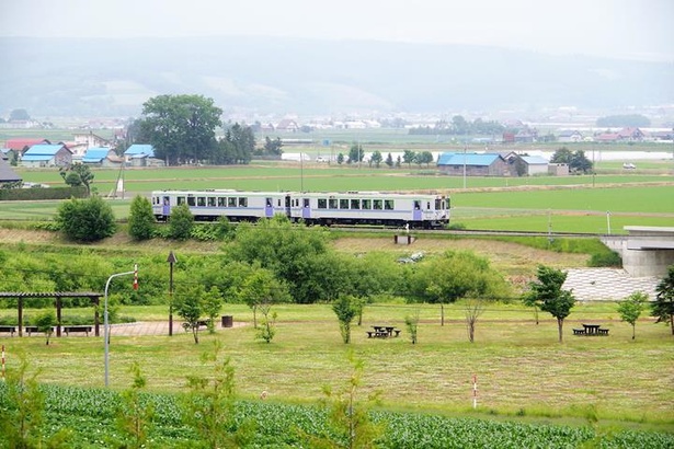 中富良野駅付近を走る富良野線の普通列車