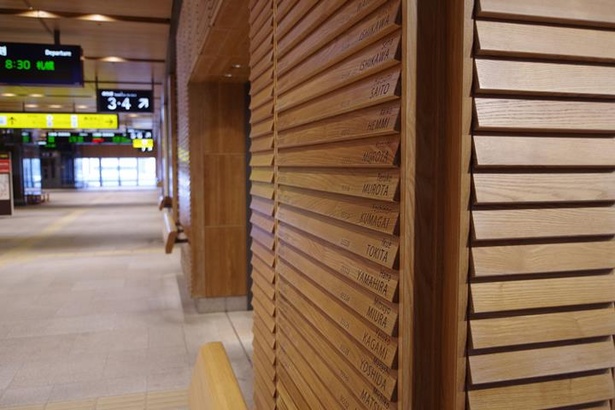 駅改築時に旭川駅に名前を刻むプロジェクトに参加した方々の名前が壁面に記されています
