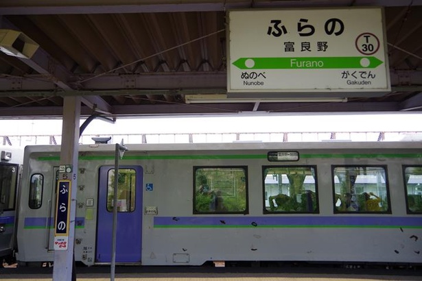 富良野駅に停車中の富良野線普通列車。地元の方以上に旅行者の利用が目立ちます