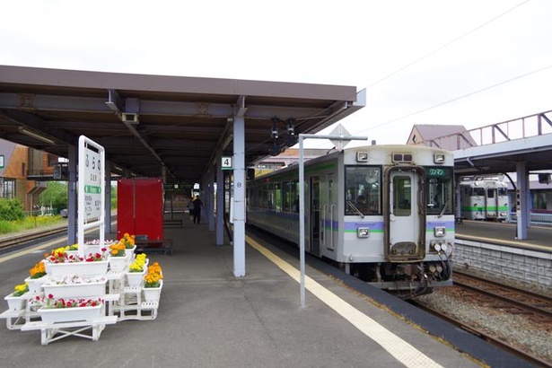 富良野駅は富良野線の列車（中央）のほか根室本線の列車（右奥）も発着します