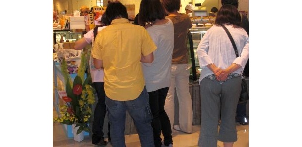 オープン初日に賑わっていた店舗前