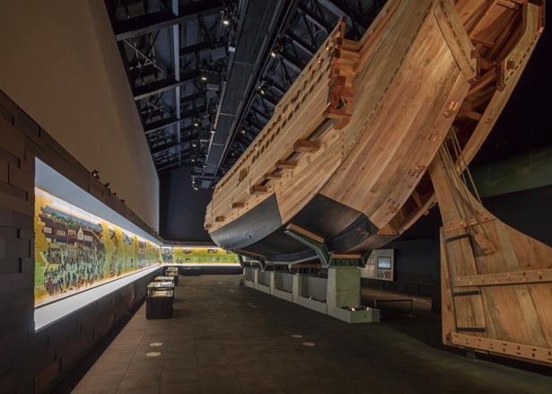 【写真を見る】長さ約20mはある迫力大の弁才船/MIZKAN MUSEUM
