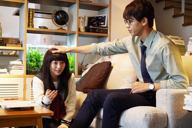 素っ気ない態度から不意打ちで“頭ポンポン”!?竹内涼真と浜辺美波が胸キュン必至のシチュエーションを体現