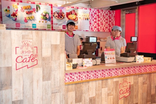【写真を見る】店舗のテーマは「表参道で、スイーツバカンス。」海外のリゾートカフェをイメージした空間