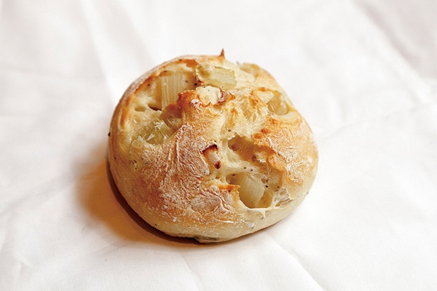 「MOROPAIN」の「たまねぎパン」(140円)。ざく切りしたタマネギの甘さと塩バターの風味が特徴の、もっちりとしたパン