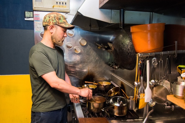 店主の黒澤功一さん。元々は料理人ではなくサラリーマンで、カレー好きが高じて店を開いた。インドやスリランカなどを食べ歩き、独自に研究