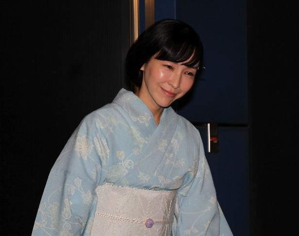 お母さん役を演じるのは、自身も2児の母である 演技派女優の麻生久美子