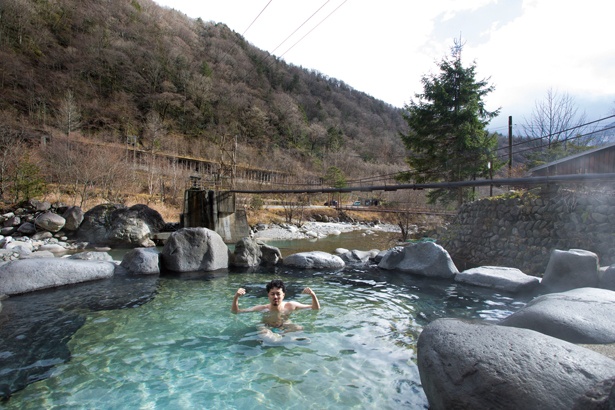 蒲田川に溶け込むように造られた混浴露天風呂。周りに宿以外の建物はなく、秘湯に来ている気分