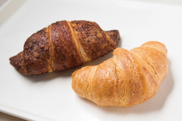 「あんこクロワッサン」(左、260円)、「クロワッサン」(右、180円)はしらかば平駅の「アルプスのパン屋さん」で人気の商品だ