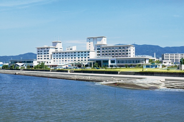 「ホテル竹島」は三河湾に面した抜群のロケーションに位置する。海を望む絶景風呂はもちろん、蒲郡温泉の泉質を思う存分に満喫したい