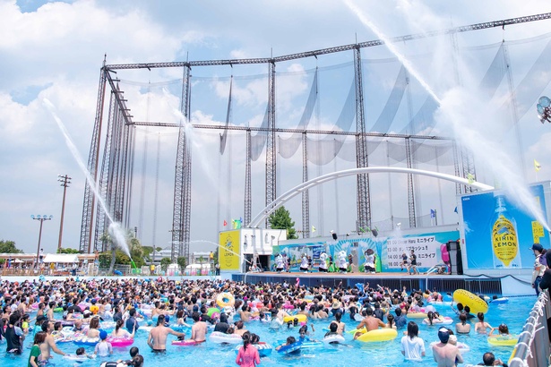 人気のダンス放水ショー「ダンスプラッシュ‼×BIGBANG ～in WAVE POOL～」