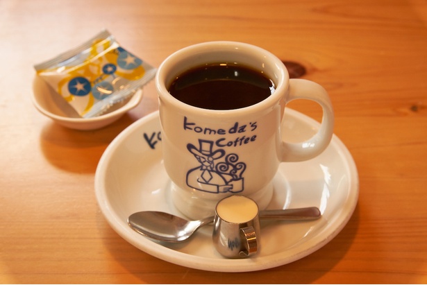 ブレンドコーヒー(420円)。フレッシュと砂糖を入れて飲むのがおすすめ。乳脂肪45％の濃厚なミルクがコーヒーの香りとコクを高める(※価格は店舗により異なる)