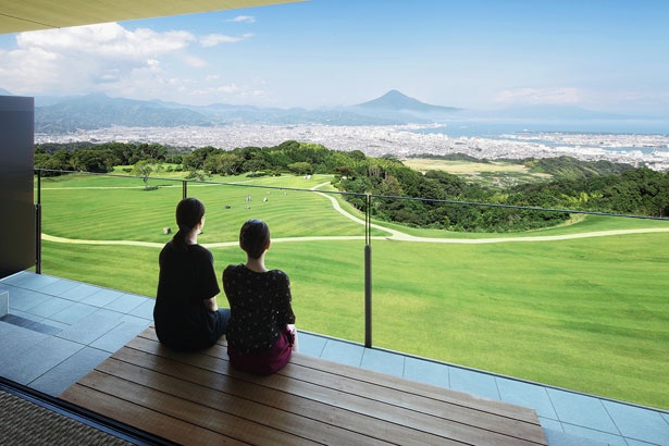 客室のバルコニーに出て雄大な景色を眺める、贅沢なひと時を