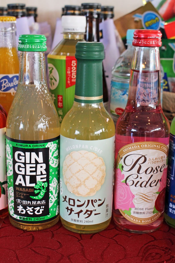船内の売店では、「WASABI ジンジャーエール」や「メロンパンサイダー」などユニークなドリンクも販売されている