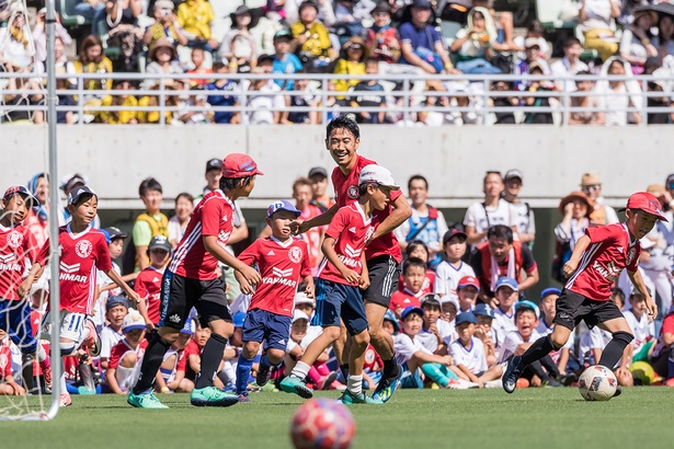 香川真司が豪雨災害チャリティーイベントで子供たちと全力プレー 少しでも協力できたらと思っていた ウォーカープラス