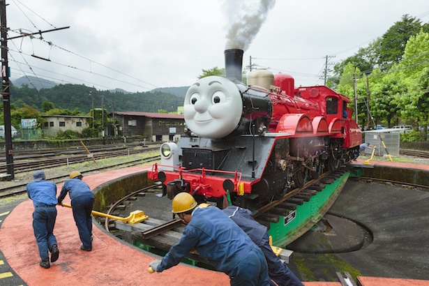 乗客を降ろしたトーマス号とジェームス号は、その後、転車台で方向転換！