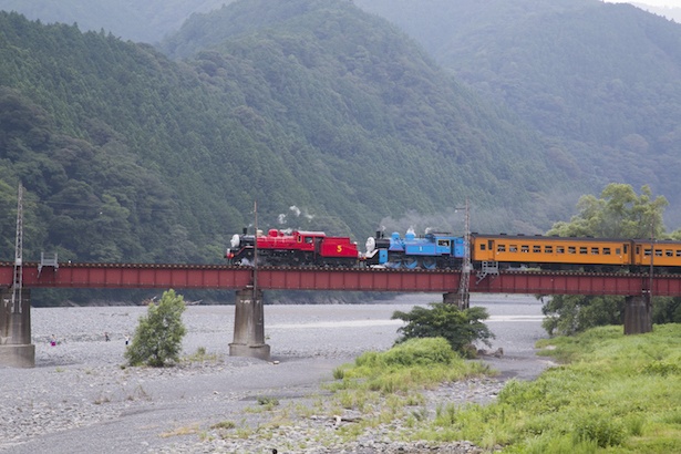 山々を駆け抜けるトーマス号とジェームス号