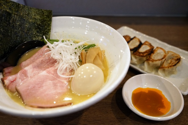今回注文したのは「鶏白湯 全部のせ」(980円)と「ギョーザ」(5個入り、300円)