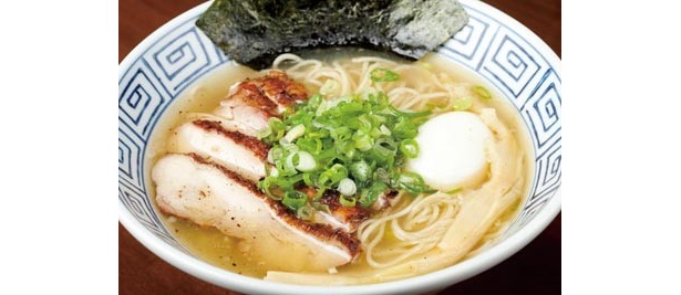 ｢市屋麺｣は、魚介ダシ系塩ラーメンを牽引する｢ひるがお｣出身の店長がオープン。｢塩全部入りラーメン｣(1000円)