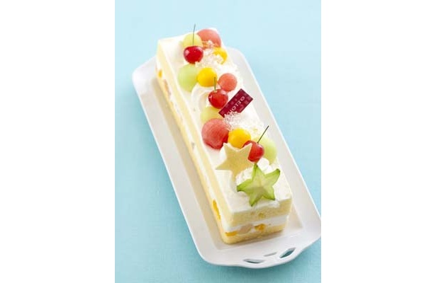 スターフルーツをデコレーションしたケーキ