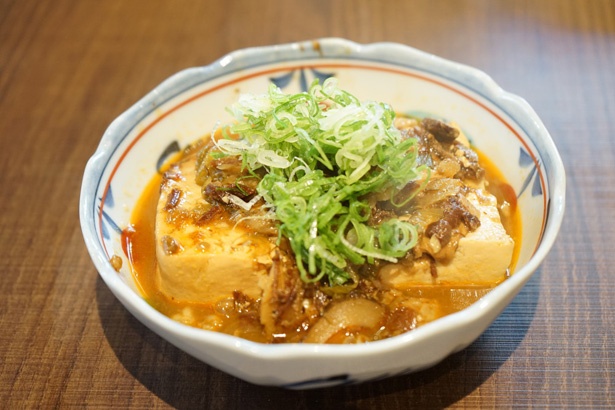 「牛すじ豆腐」(380円)は口に入れると味噌の味がふわりと広がる